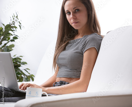 Foto Woman, computer, sofa, blue eyes, serious, long hair, midriff sh