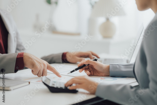 Obraz na płótnie The financiers are calculating personal taxes for their customers
