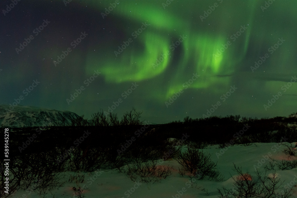 imagen de un paisaje nocturno nevado con una aurora boreal en el cielo de Islandia imagen de un paisaje nocturno nevado con una aurora boreal en el cielo de Islandia