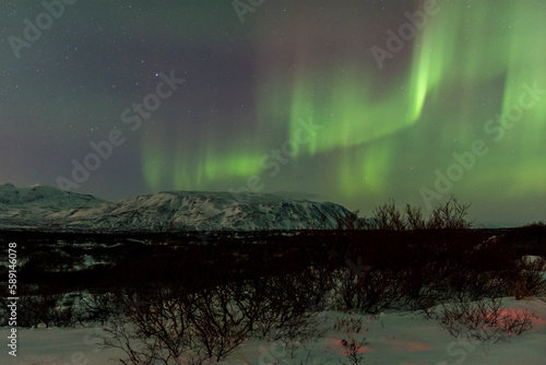 imagen de un paisaje nocturno con una aurora boreal en el cielo de Islandia 