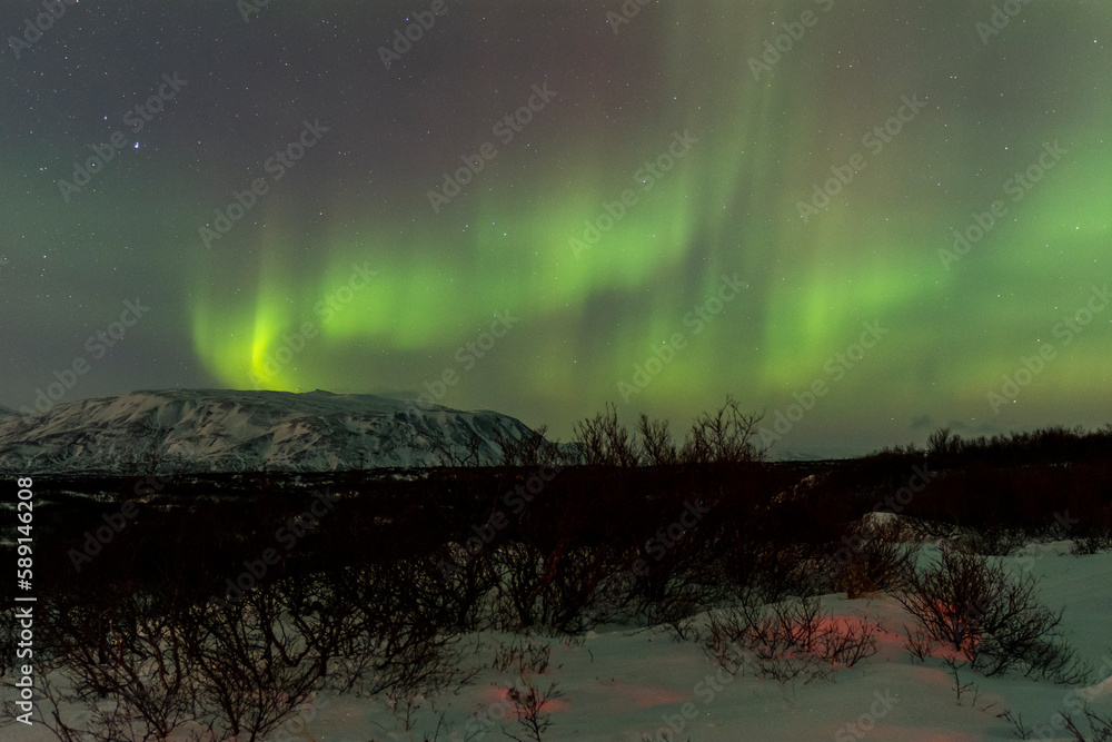 imagen de un paisaje nocturno con una aurora boreal en el cielo de Islandia 