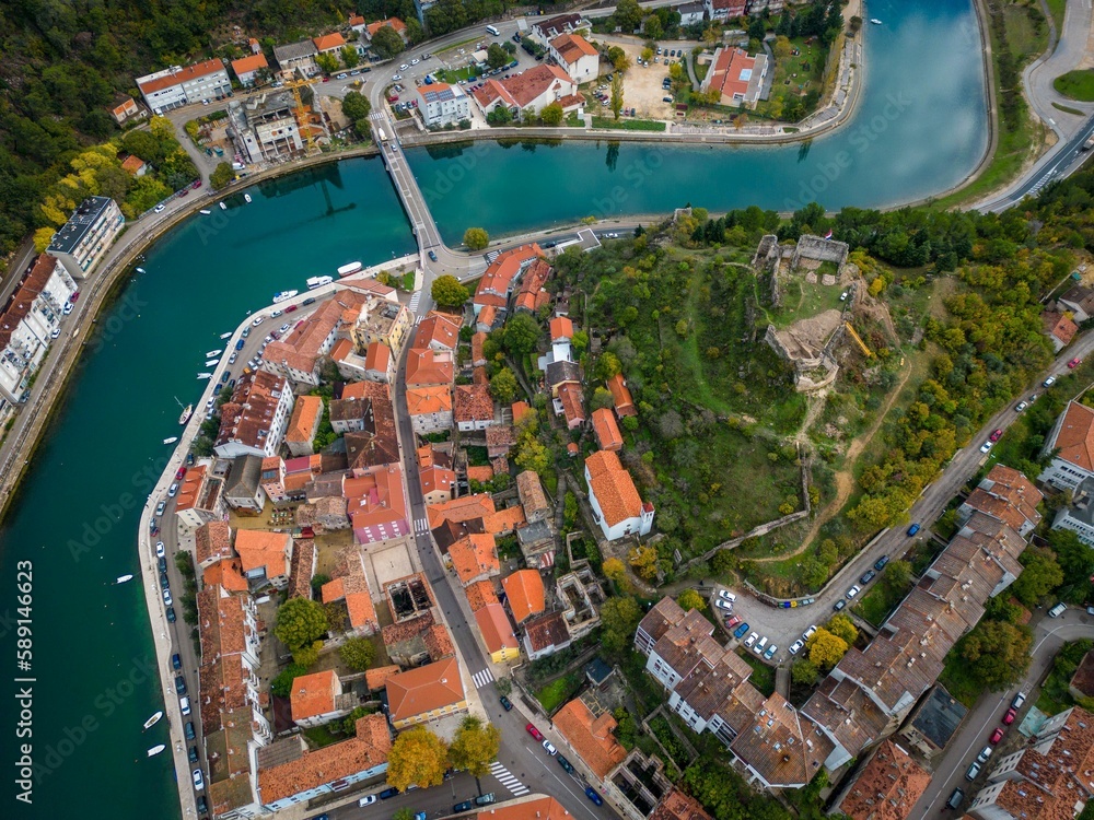 Obraz premium Aerial view of modern buildings near the lake on a sunny day