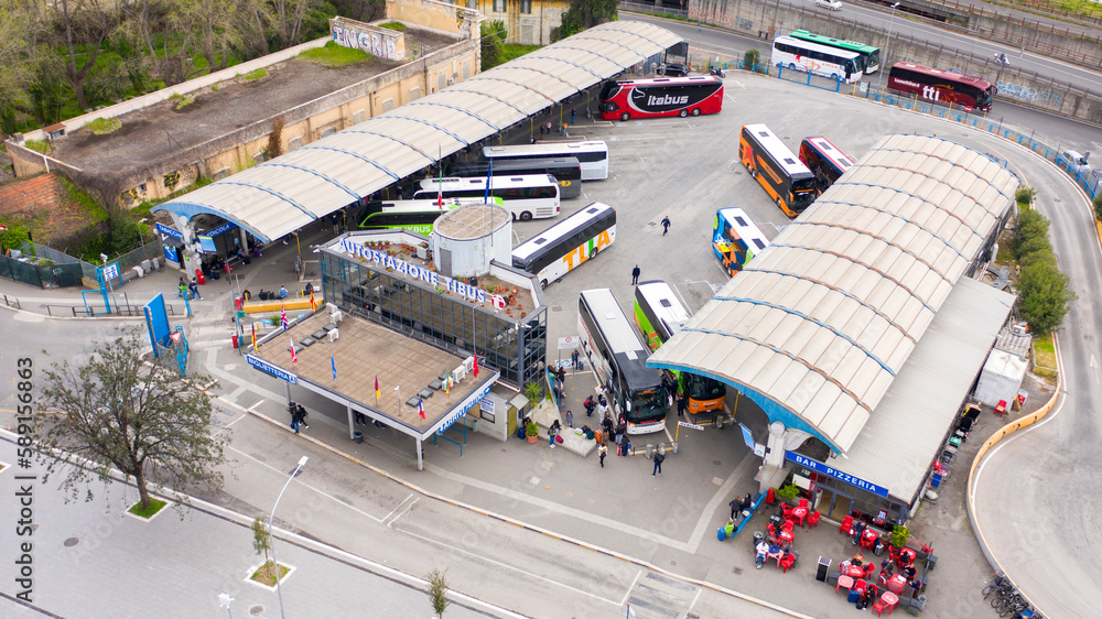 Foto de Aerial view of Roma Tiburtina bus station. The bus station is