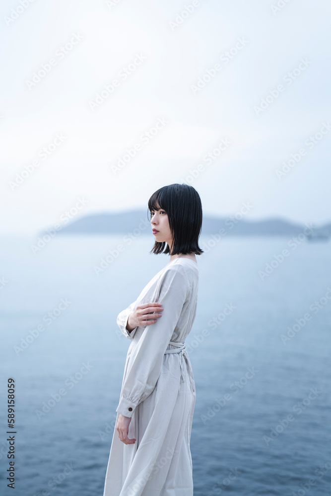 夕暮れの海にいる女性 夕暮れの海にいる女性