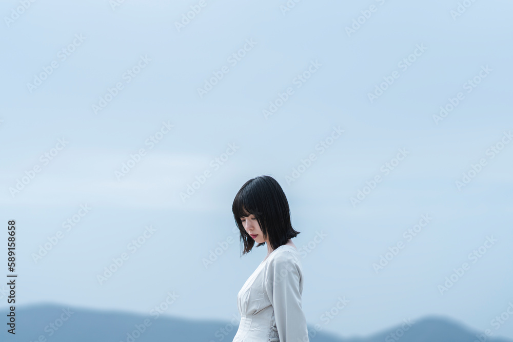 夕暮れの海にいる女性 夕暮れの海にいる女性