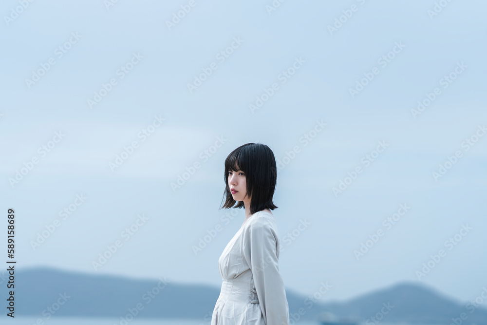 夕暮れの海にいる女性 夕暮れの海にいる女性