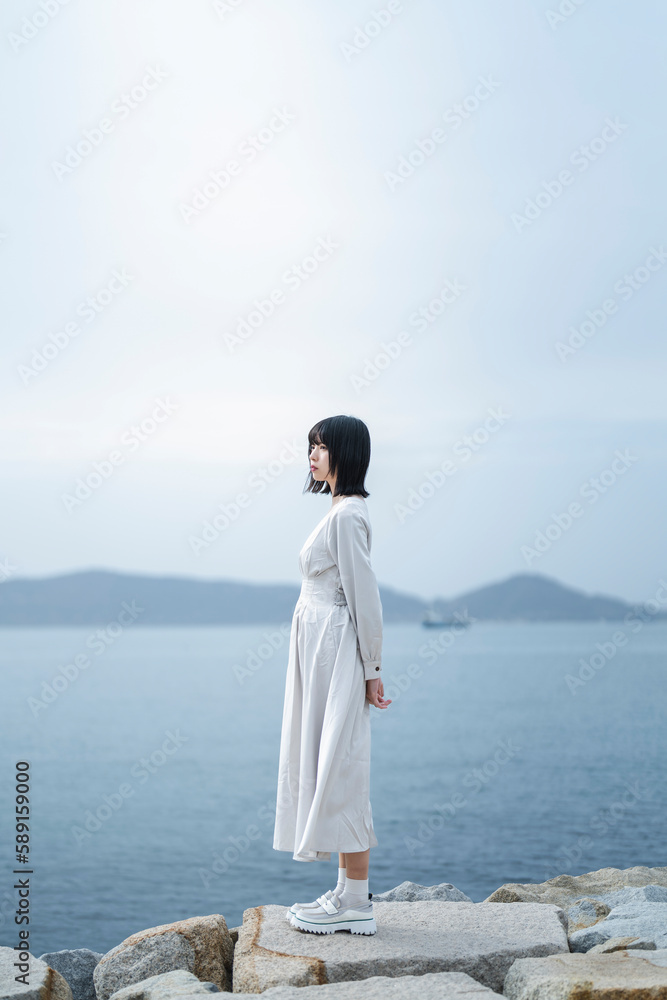 夕暮れの海にいる女性 夕暮れの海にいる女性