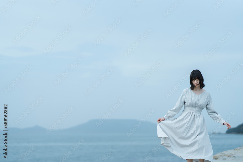 海にいる女性 海にいる女性
