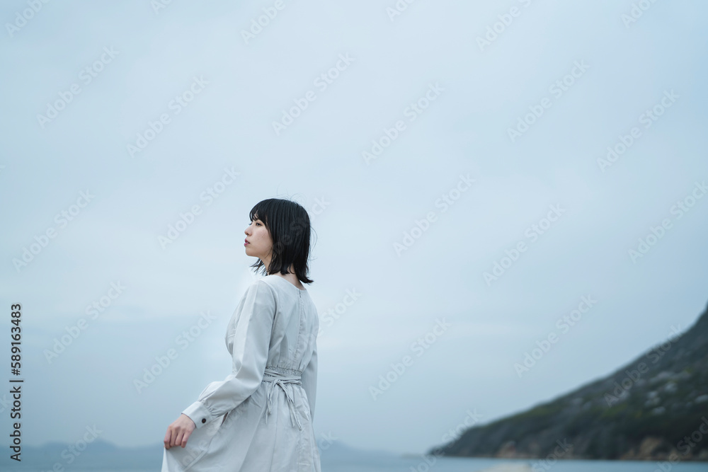 夕暮れの海にいる女性 夕暮れの海にいる女性