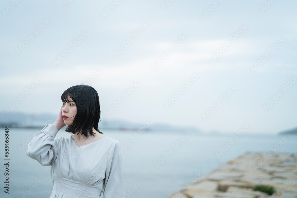 夕暮れの海にいる女性 夕暮れの海にいる女性