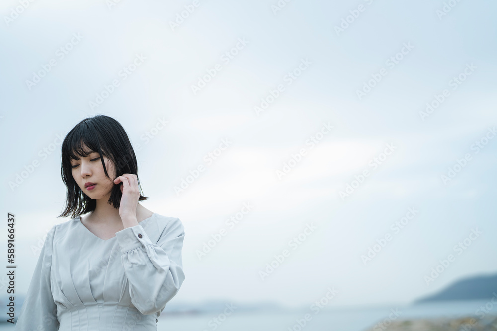 夕暮れの海にいる女性