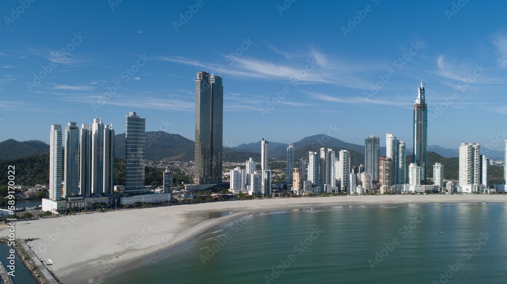 Praia de Balneário Camboriú - SC com prédios e a rosa dos ventos. 