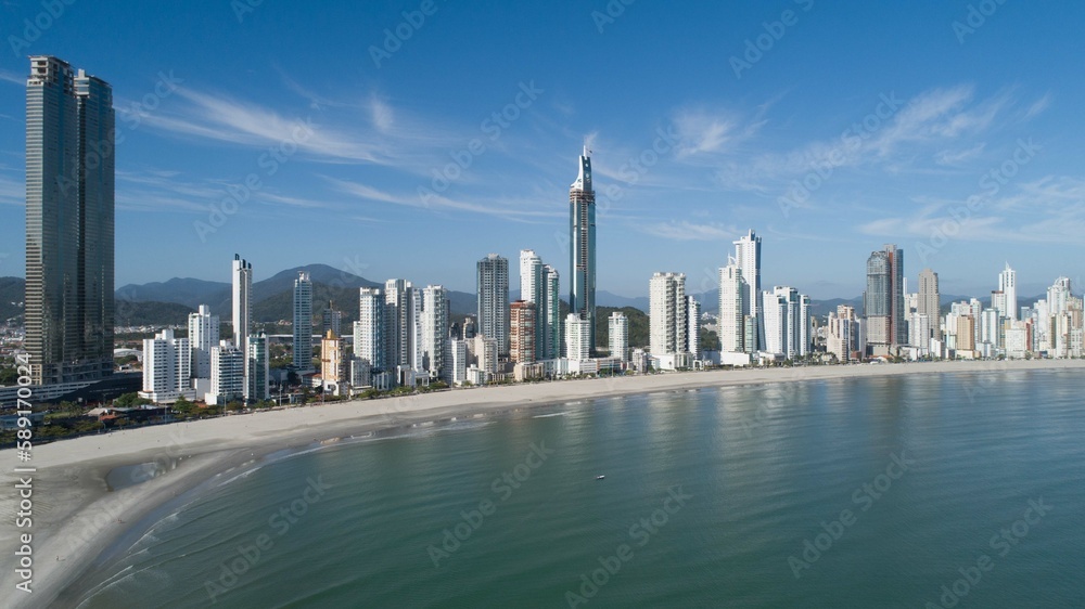 Fototapeta premium Praia de Balneário Camboriú - SC com prédios e a rosa dos ventos. 