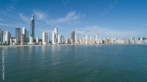 Praia de Balne  rio Cambori   - SC com pr  dios e a rosa dos ventos. 