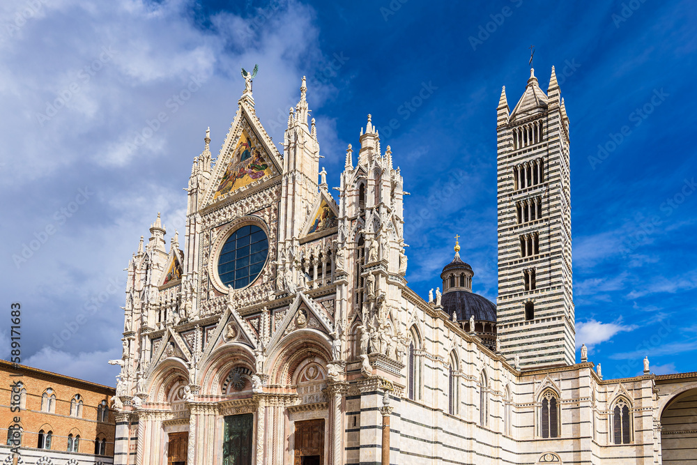 Blick auf die Kathedrale Metropolitana di Santa Maria Assunta in Siena, Italien