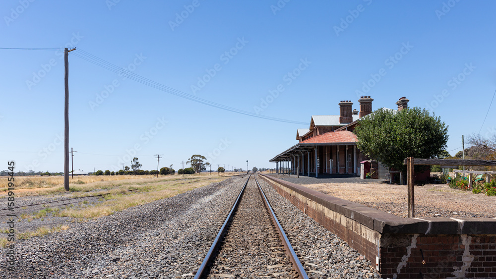 Fototapeta premium Verlassener Bahnhof Serviceton in der Einsamkeit Australiens