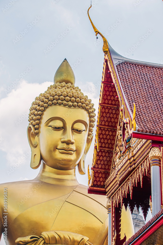 Bouddha géant d'or dans le temple Wat Paknam, Bangkok, Thailande