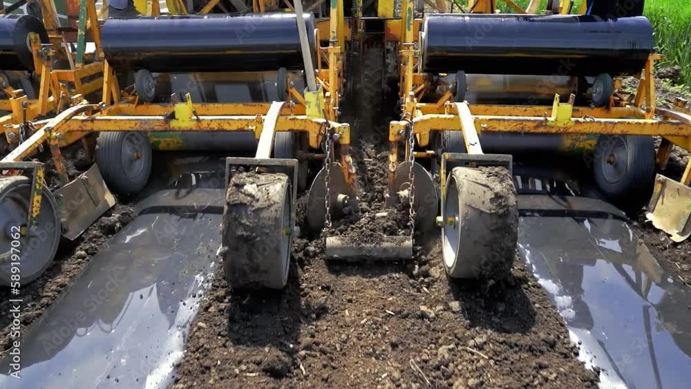 Tractor Drawn Mulch Laying Machine Dispenses Fertilizer, Laying Plastic