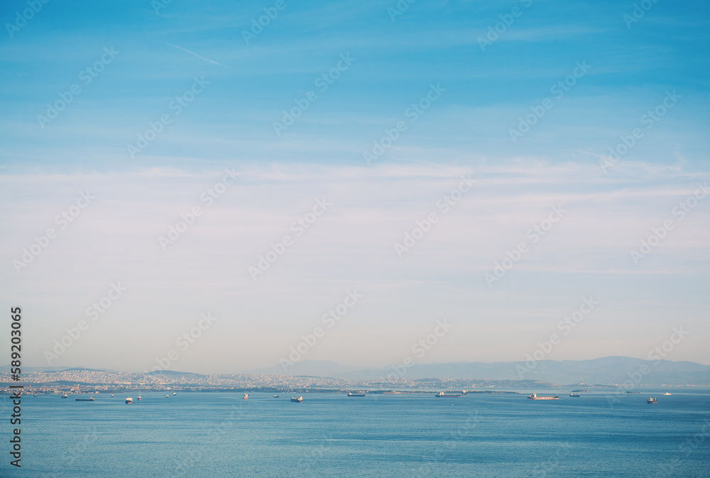 Obraz premium Beautiful evening view of the sea water, blue sky and buildings