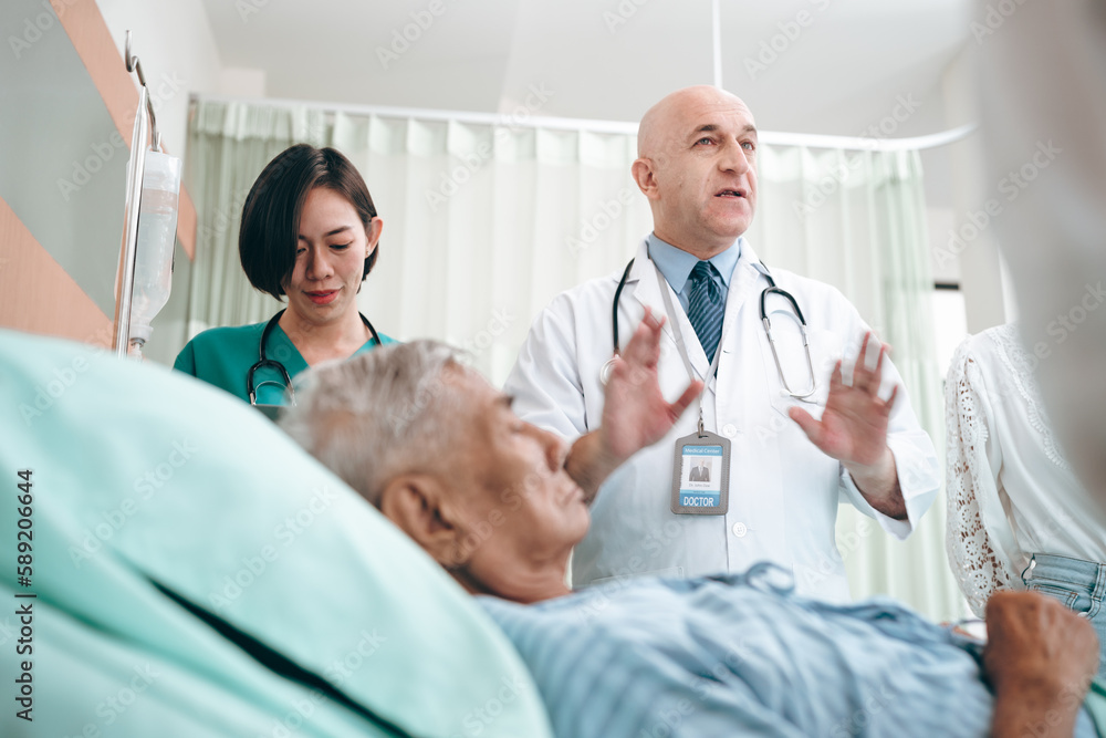 Obraz premium professional doctor standing by explain the treatment information via male elderly patient lying in bed in private hospital sickroom. The treatment program is suitable for people to socialize elderly