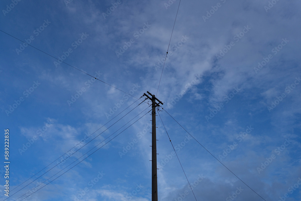 透き通る青空と電柱