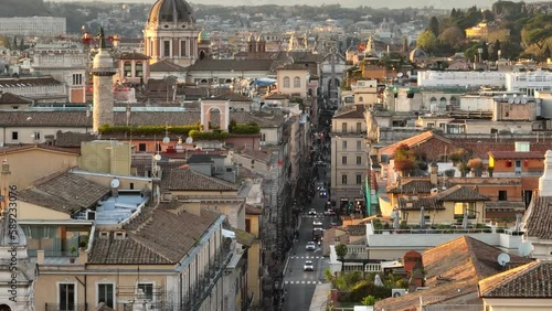 Via del Corso nel centro storico di Roma.
Vista aerea con effetto zoom dei palazzi fino a piazza del Popolo. photo