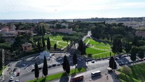 Il roseto comunale nel quartiere Aventino di Roma.
Vista aerea del giardino delle rose al Circo Massimo. photo