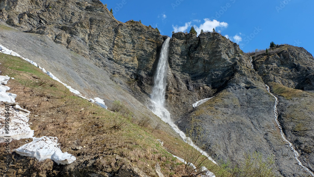 Alpen in Frankreich - Route des Grandes Alpes mit Wasserfall Alpen in Frankreich - Route des Grandes Alpes mit Wasserfall