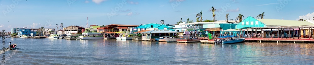 Belize City, Blick auf den Hafen von Belize an einem sonnigen Tag und blauer Himmel, ein Panorama.