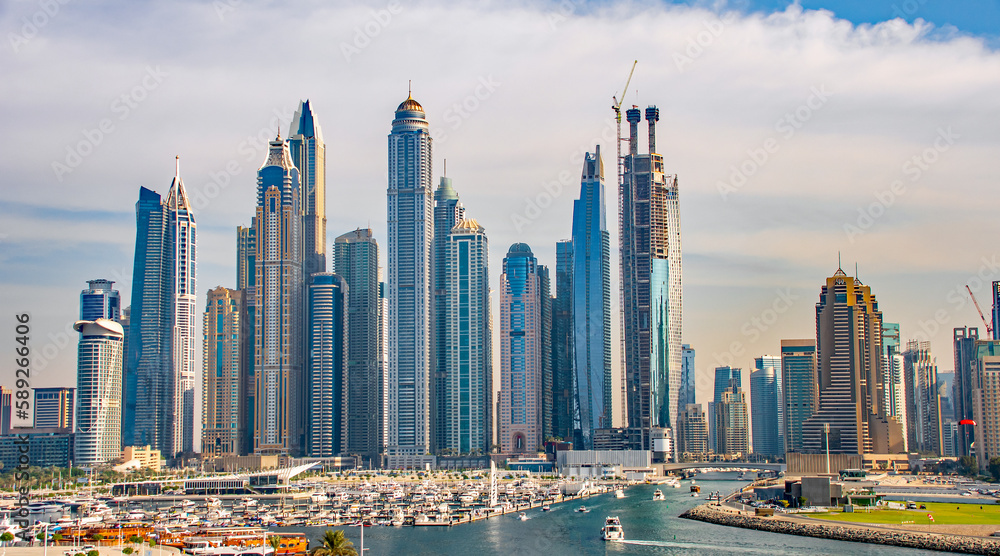 Dubai Harbour , VAE  Das Panorama mit  den Wolkenkratzern der Innenstadt