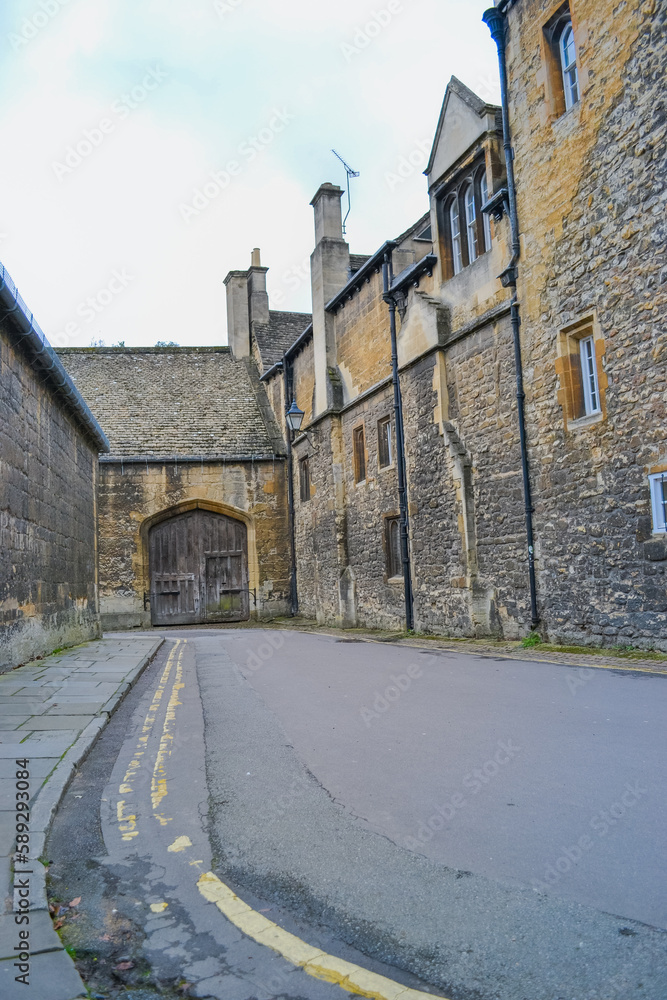 Obraz premium UK, Oxford, 23.03.2023:&nbsp;City of Oxford, and the view to its streets with old stone made buildings and medieval architecture.