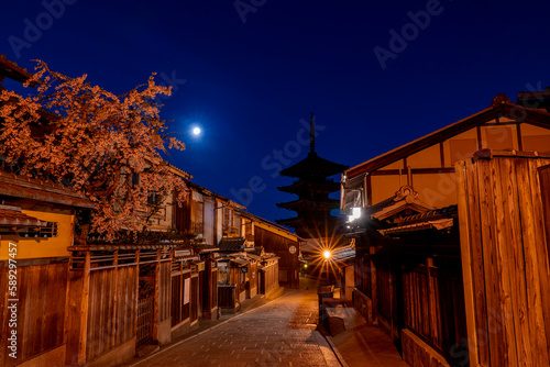 [京都府]春の東山・清水寺参道の夜景