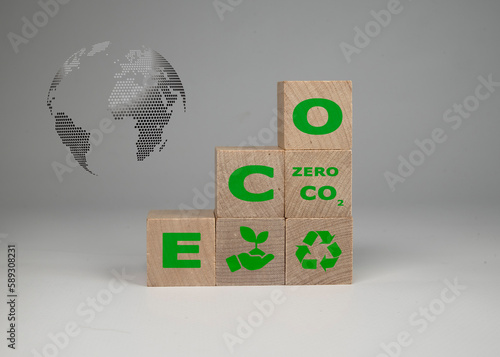 Napis ECO. Koncepcja ograniczania emisji CO2 oraz dbania o przyszłość planety.