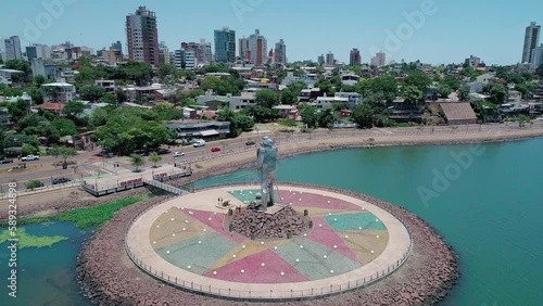 Sobrevolando imponente estatua en la costanera de posadas, misiones, argentina, mostrando el rio Paraná