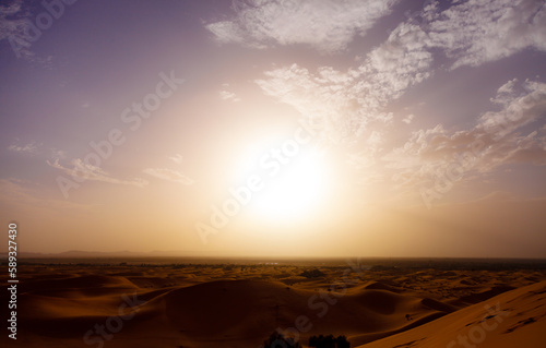 Soleil dans son déclin dans le désert de Merzouga au Maroc