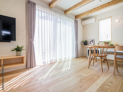 リビングダイニングの大きな窓