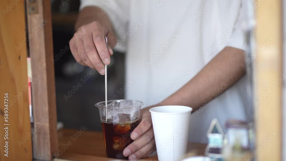 コーヒーを淹れる男性 コーヒーを淹れる男性