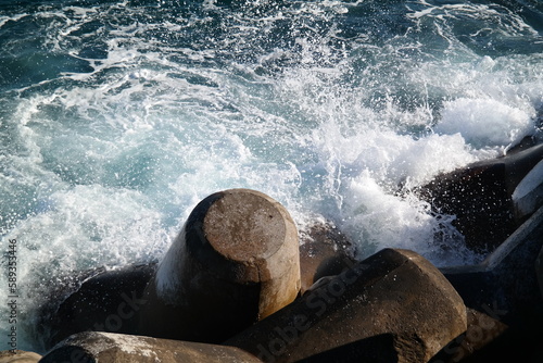 Papier peint Waves break against the breakwater