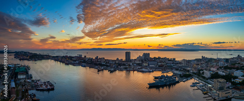 Foto Aerial sunset view of Vladivostok city center and Golden horn bay with a famous
