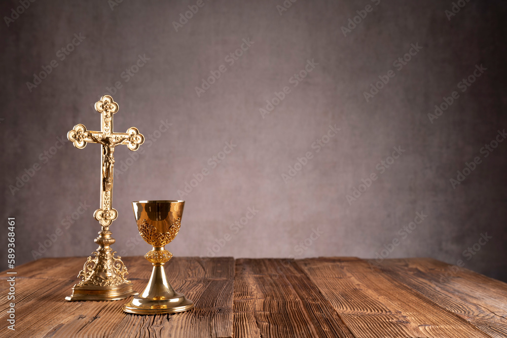 Fototapeta premium Catholic religion concept. Easter.The monstrance and golden chalice on gray background. 