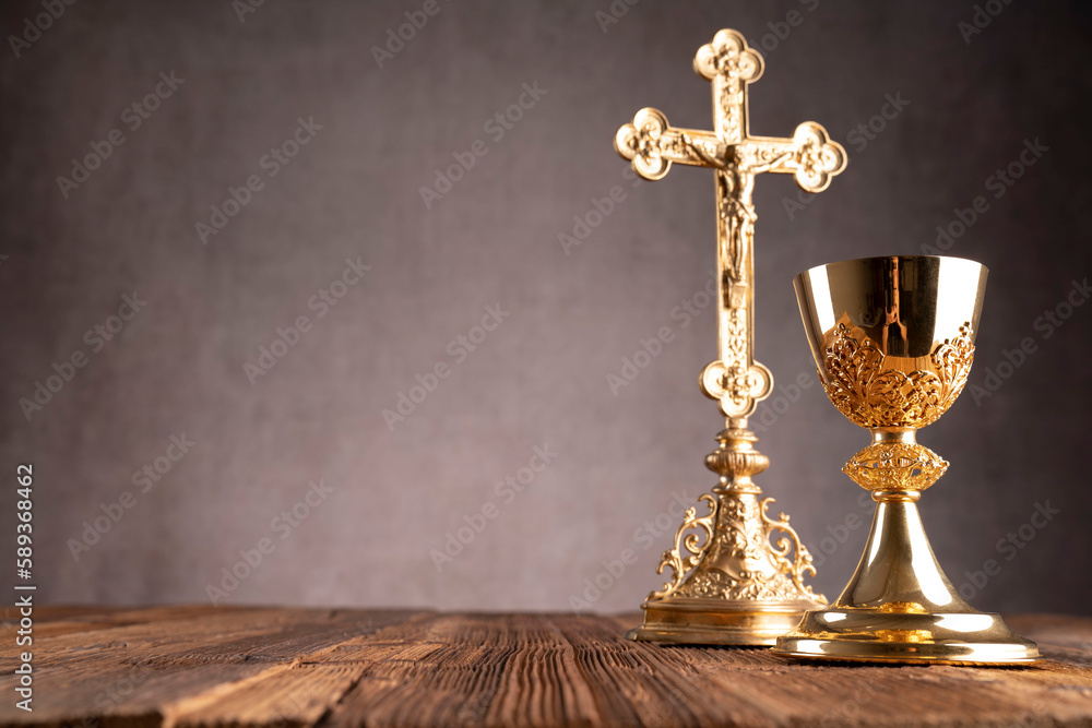 Fototapeta premium Catholic religion concept. Easter.The monstrance and golden chalice on gray background.