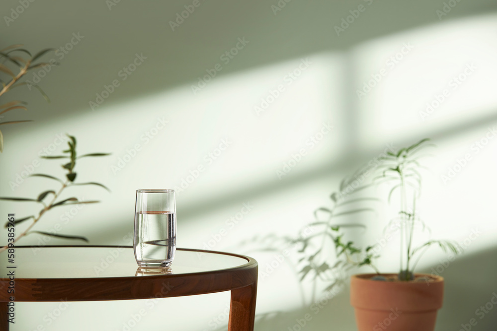 This room has a calm atmosphere with natural light. There are clay pots, glass bottles, coffee and various objects on the table. This room has a calm atmosphere with natural light. There are clay pots, glass bottles, coffee and various objects on the table.