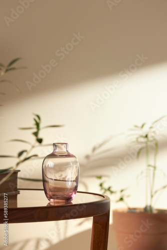 This room has a calm atmosphere with natural light. There are clay pots, glass bottles, coffee and various objects on the table. © gru pictures