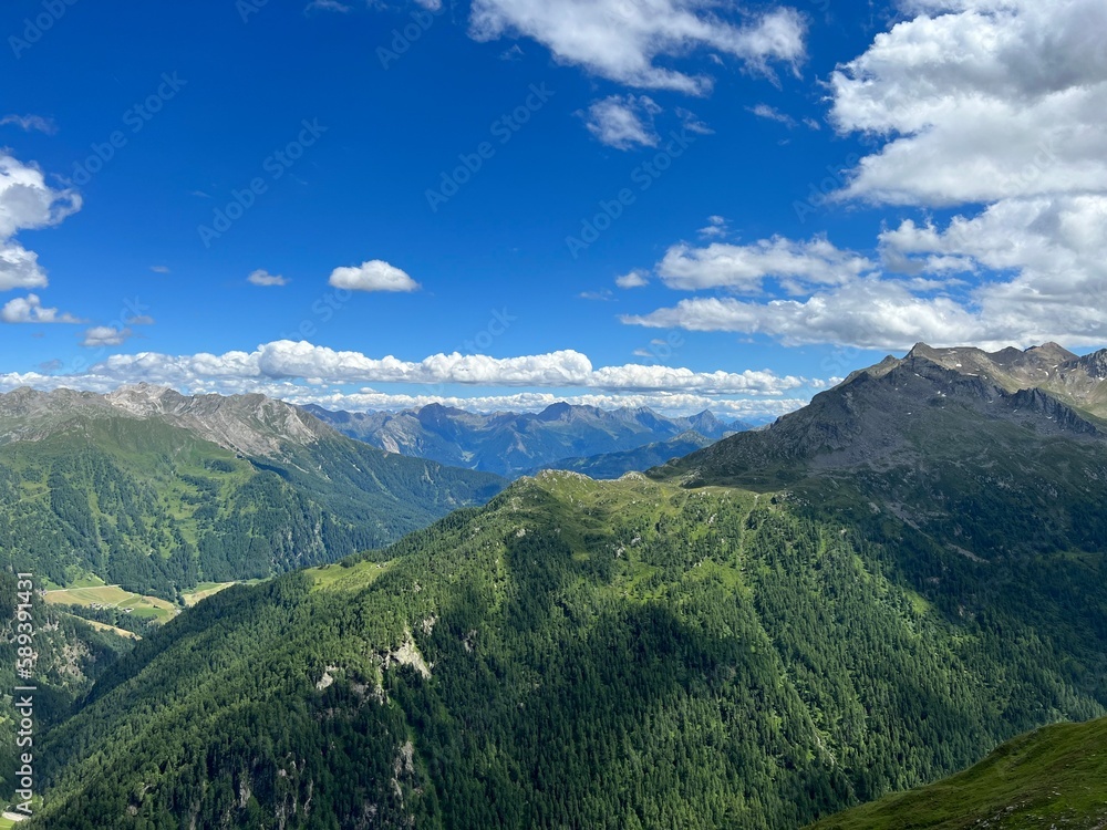 Landschaft in den Bergen Österreichs mit blauem Himmel