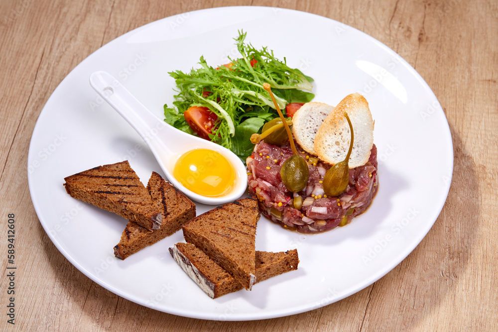 beef tartare with salad and bread