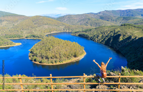 Foto Melero meander in Las Hurdes, Extremadura in Spain- Woman sitting and looking at
