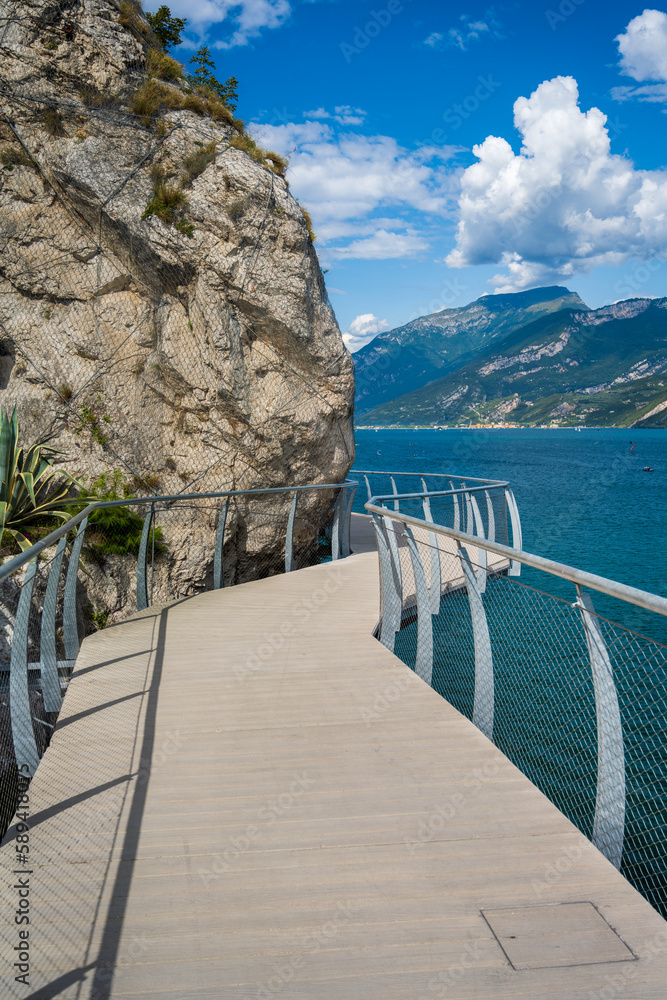 Obraz premium Pedestrian bridge along a mountain on Lake Garda, Italy