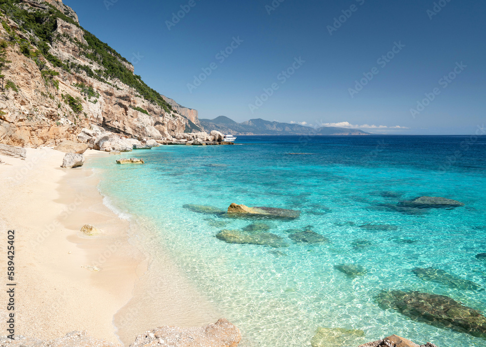 Sardinien Küste mit türkisblauen Meer