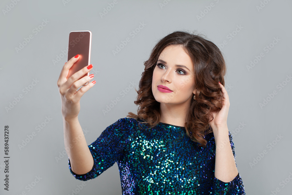 Naklejka premium Cute woman holding phone taking selfie