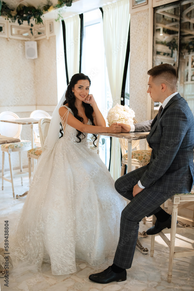 Fototapeta premium bride and groom inside a cocktail bar